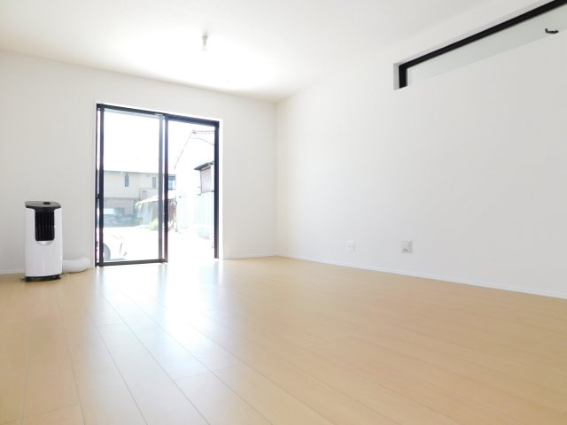 名古屋市西区枇杷島５丁目の新築一戸建の居間・リビング|◇リビング◇　　南面で明るく広いリビング１９．０帖　インテリアが映えるワイドリビング♪