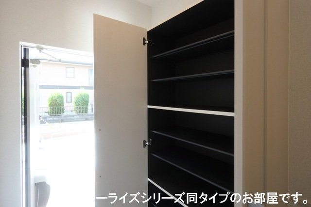 グローリィ　ヒルズＢの玄関
