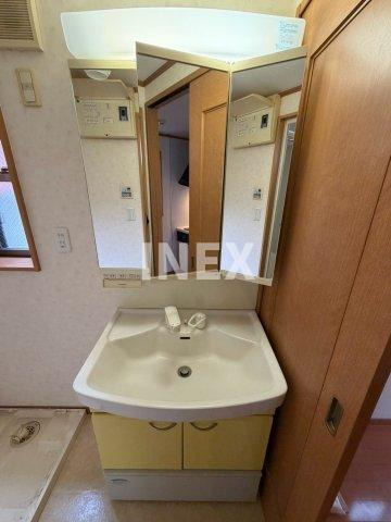 横浜市神奈川区青木町の一戸建ての洗面所
