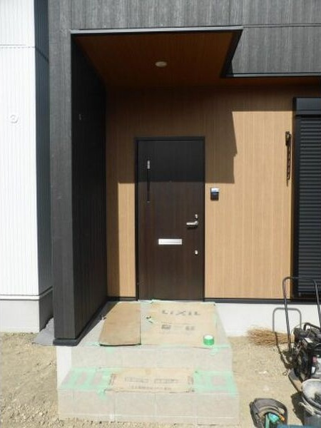 長久手市戸建賃貸　黒の家のエントランス