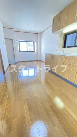 大阪市淀川区東三国６丁目の賃貸マンションの居間・リビング