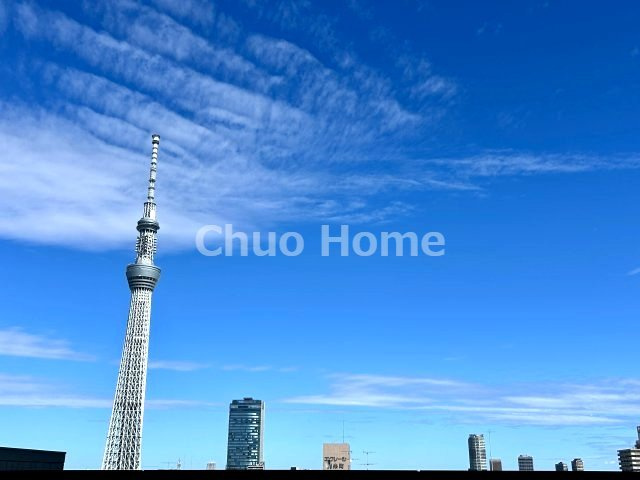 ブリリアタワー東京の展望|手を伸ばせば、ふれることが出来そうな環境が、そのままインテリアになったような印象です。その豊かな眺望にふさわしい空間には、通風・採光にも優れ、心地よい光と風があふれています