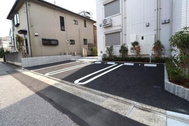 グラナーデ東葛西の駐車場