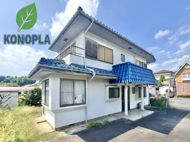 【中古戸建】桐生市菱町の外観|■外観｜南側のお庭があるので暗くなりがちな夕方も明るい印象にしてくれます♪道路から離れたお庭なのでお子様が外で遊ぶ際も安心です♪リビングからお庭が見える子育て世帯にも嬉しい設計です♪