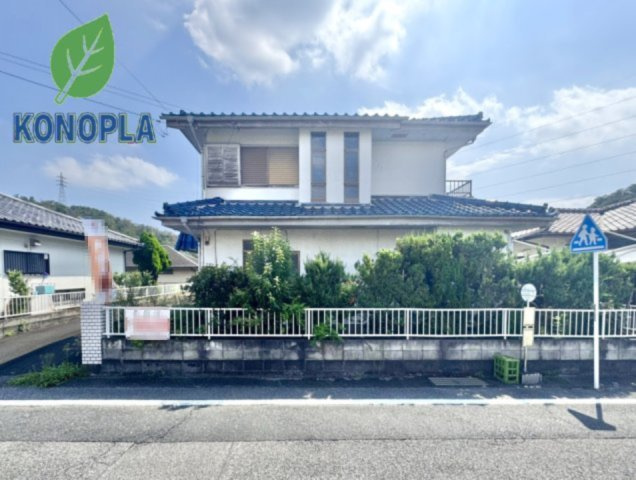 【中古戸建】桐生市菱町の外観|■外観｜昼は青空に、夕暮れ時はやわらかな光に映える美しい外壁です♪