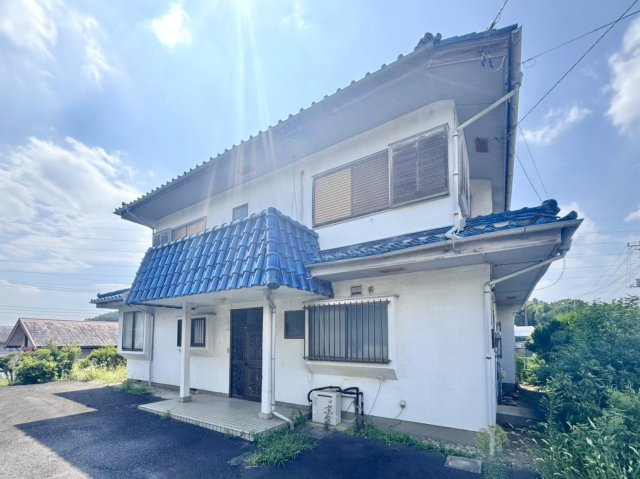 【中古戸建】桐生市菱町の外観|■外観｜光をやさしく反射する外壁により、日中はより開放的で爽やかな印象となり、住まい全体を明るく見せてくれます♪