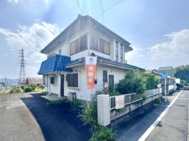 【中古戸建】桐生市菱町の外観|■外観｜前面道路が広く見渡しが良いので、車の安全確認もばっちり！