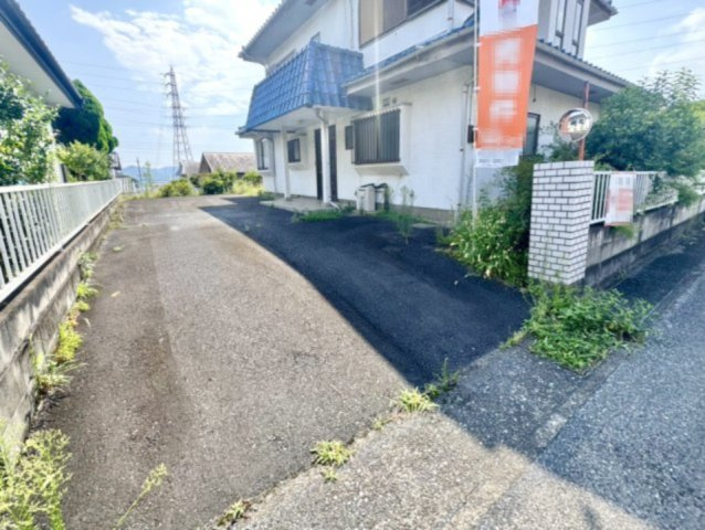 【中古戸建】桐生市菱町の外観|■外観｜広々とした駐車スペースで楽々駐車可能！お買い物後もスムーズにお荷物を運べます♪