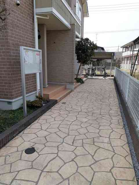 狛江市中和泉１丁目のアパートのエントランス