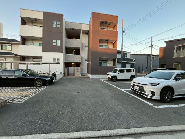 イノベーション鳳の駐車場