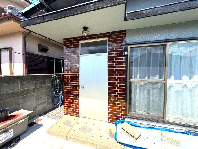 須賀1丁目貸家のエントランス
