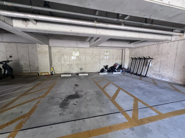 エクセーラUQの駐車場