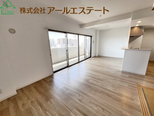 アルファスマート姫路市役所南　　山陽電鉄「手柄駅」徒歩15分の居間・リビング