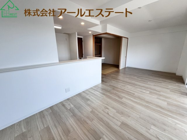 アルファスマート姫路市役所南　　山陽電鉄「手柄駅」徒歩15分の居間・リビング