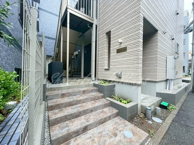 横浜市西区戸部町２丁目のアパートのエントランス