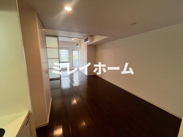 萩中イーストの居間・リビング|同建物内別のお部屋の参考写真になります。