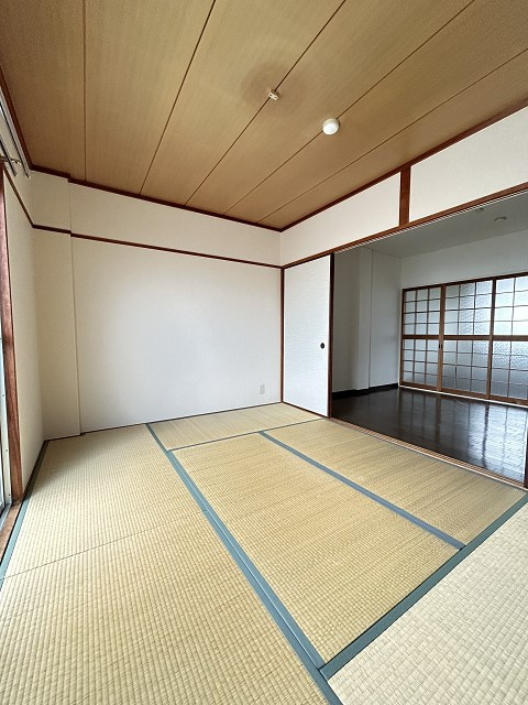 第2細田マンションの寝室|開放的な寝室です