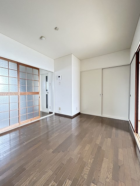 第2細田マンションの寝室|広くて明るい寝室