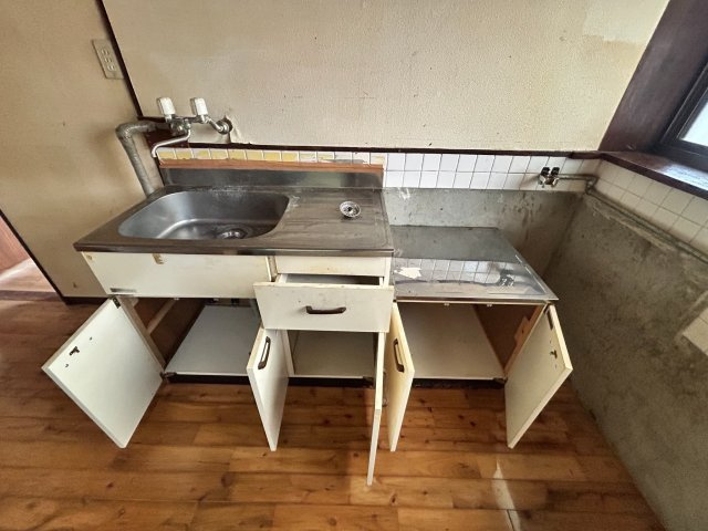 豊橋市小松町字北郷の中古一戸建のキッチン|キッチン収納