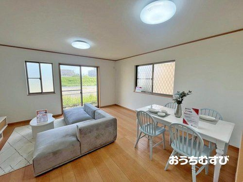守山区脇田町807の居間・リビング