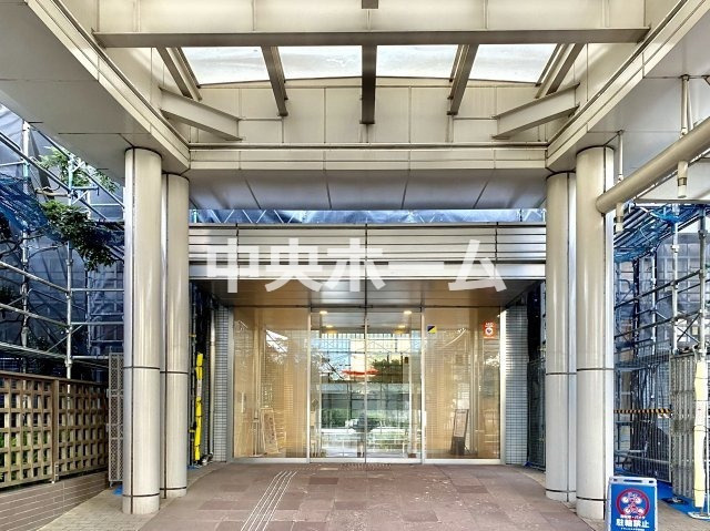 グランエスタのエントランス|【エントランス】マンションのエントランスは、その物件の印象を決める、顔とも言える場所です。毎日通る場所ですからきれいなのが一番です。エントランス内はオートロックですので暮らしの安全も確保されています。