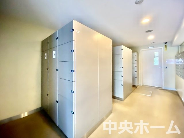 グランエスタの設備|【宅配ボックス】在宅時・不在時に関わらず、居住者の代わりに非対面で宅配物を受け取ってくれる便利な設備です。わかりやすくご説明致しますので見学時にはお部屋だけではなく共用部分もぜひチェックしてください。