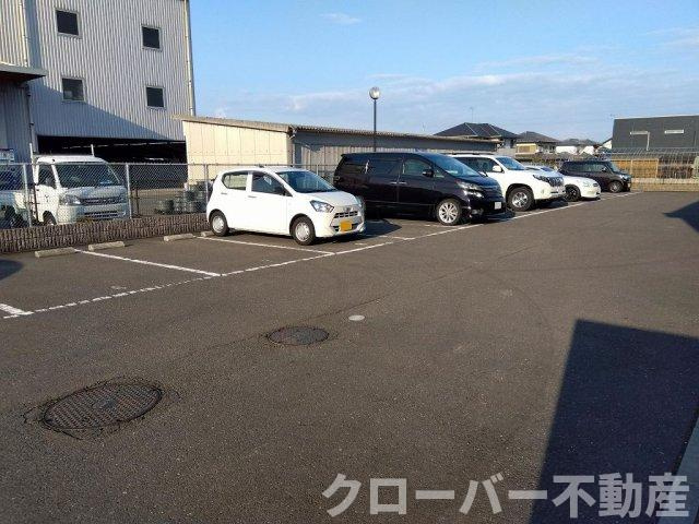 レオパレスシュトラールの駐車場