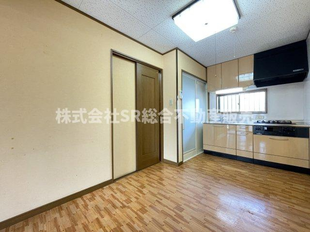 立花町中古戸建のキッチン|1F 5.7帖。ダイニングテーブルも置けるスペースがございます！