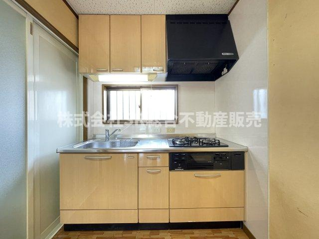立花町中古戸建のキッチン|3口ガスシステムキッチンにはグリル付きでお料理快適です！