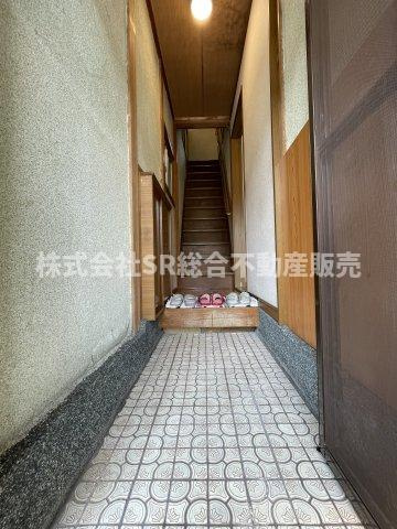 立花町中古戸建の玄関|シューズボックス付きで整理整頓できます！
