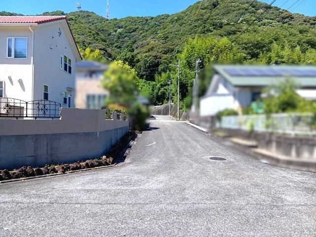 「リビングに暖炉のある家」高知市春野町南ヶ丘8丁目の前面道路含む現地写真
