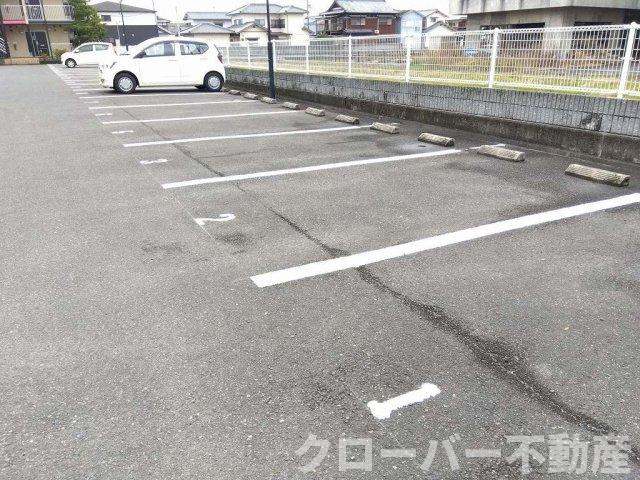 レオパレスデュ　エヴァンジイルの駐車場