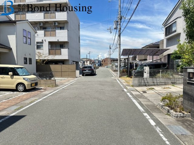 駐車2台　R8年8月リフォ予定　二見町西二見駅前３丁目　中古戸建の前面道路含む現地写真