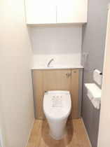 落ち着いた色調のトイレです