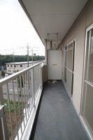 暖かな日差しのふりそそぐバルコニー