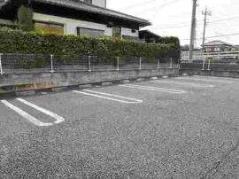 車をお持ちの方に嬉しい駐車場付きの物件です