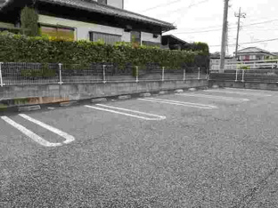 車をお持ちの方に嬉しい駐車場付きの物件です