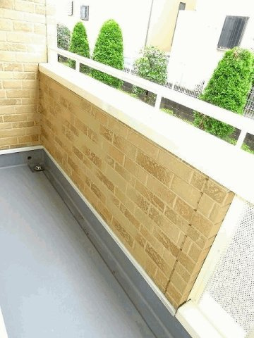 暖かな日差しのふりそそぐバルコニー