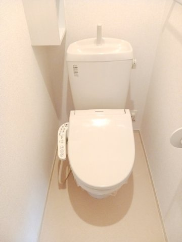落ち着いた色調のトイレです
