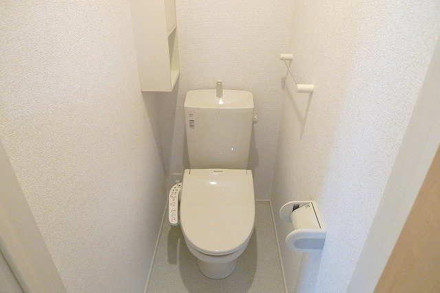 落ち着いた色調のトイレです