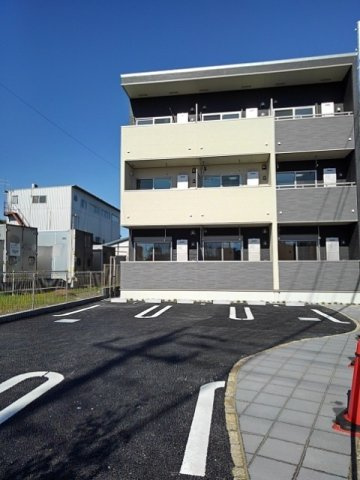 車をお持ちの方に嬉しい駐車場付きの物件です