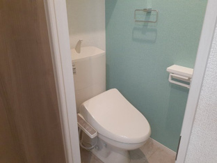 落ち着いた色調のトイレです