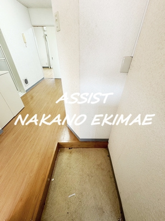 中野本町ローヤルコーポの玄関