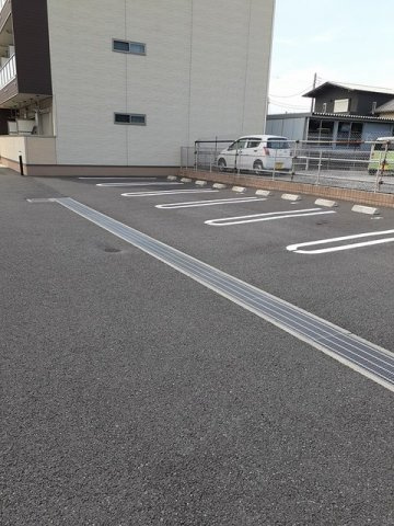 車をお持ちの方に嬉しい駐車場付きの物件です