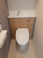 落ち着いた色調のトイレです
