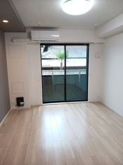 ゆったり過ごせる居間です