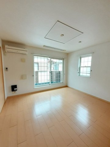 ゆったり過ごせる居間です