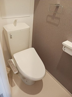落ち着いた色調のトイレです
