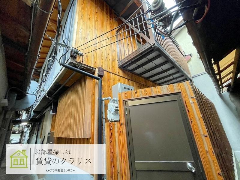 路地奥の現代風京町家の外観