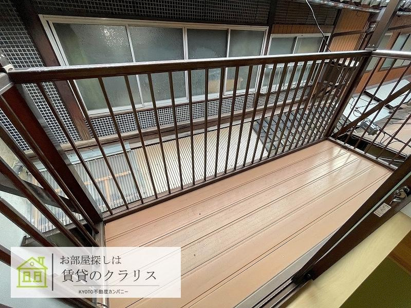 路地奥の現代風京町家のバルコニー